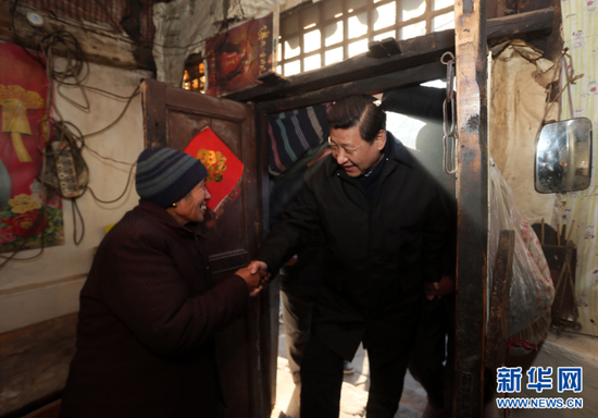 2012年12月29日至30日,中共中央总书记、中央军委主席习近平在河北省阜平县看望慰问困难群众。这是习近平在龙泉关镇骆驼湾村到困难群众唐荣斌家看望。 新华社记者 兰红光 摄