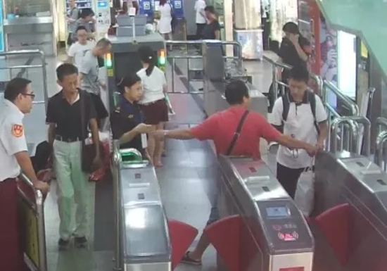 视频|男子带铁锤坐地铁被拦怒挡闸机：谁也别想过！