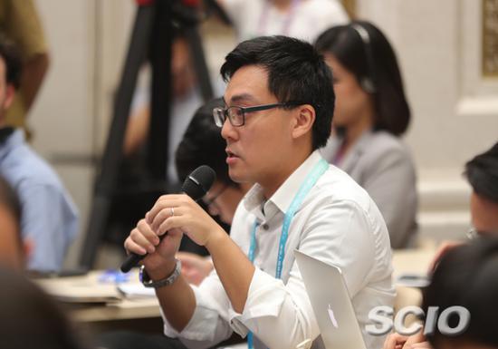 香港无线电视记者提问(焦非 摄)