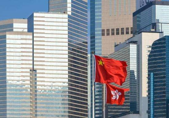 香港特区政府大楼前的国旗和区旗迎风飘扬。 东方IC 图