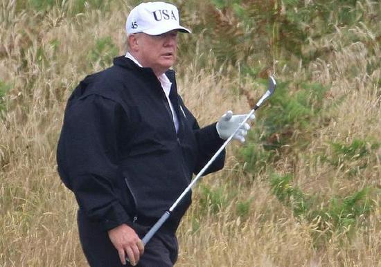 7月14日川普在蘇格蘭打高爾夫球