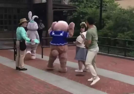 新京报评游客打迪士尼小熊:你的“体面”碎了一地