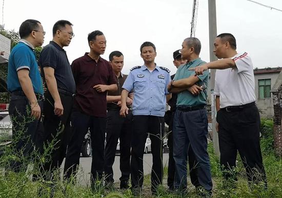 省公安厅常务副厅长袁友方（左三），衡阳市副市长、公安局长胡志文（左二）在现场指挥侦破工作。