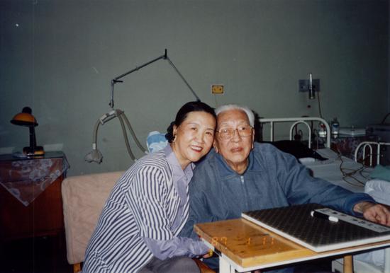 耿莹与父亲耿飚(受访者供图)