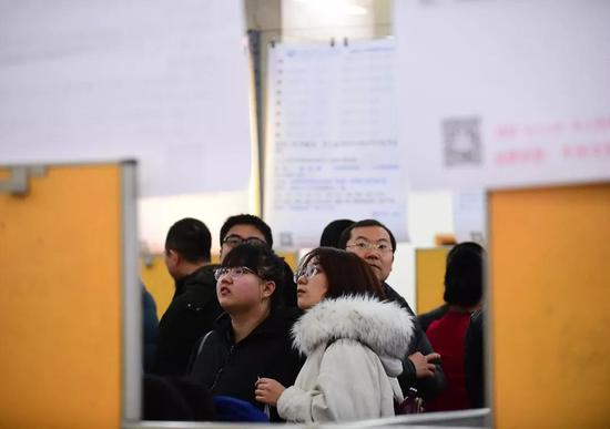 △2018沈阳大型人才招聘会(图自视觉中国)