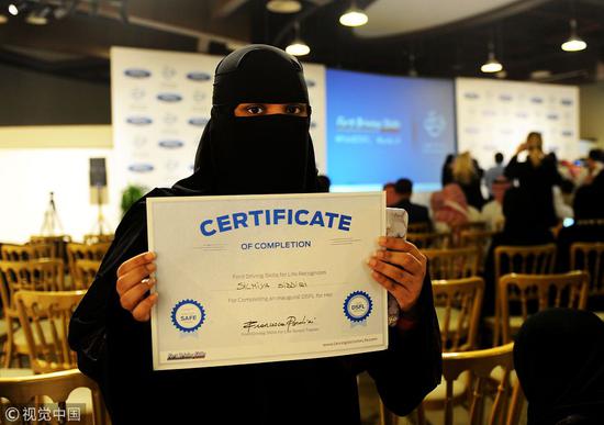 沙特是目前世界上唯一不允许女性开车的国家，违者将被罚款甚至是坐牢。然而，2018年6月24日开始，这一切将成为历史。这天起，沙特妇女将被允许开车并且合法拥有驾照。目前，沙特的女性驾校已经是人满为患了。