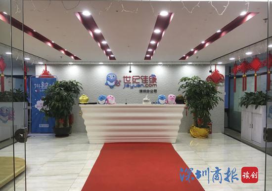 位于深圳福田车公庙附近的世纪佳缘门店,不时有单身人士前来咨询。 本文图片均来自深圳商报