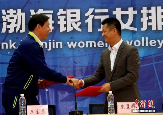 资料图:权健俱乐部总经理束昱辉(右)中新社记者 张正道 摄