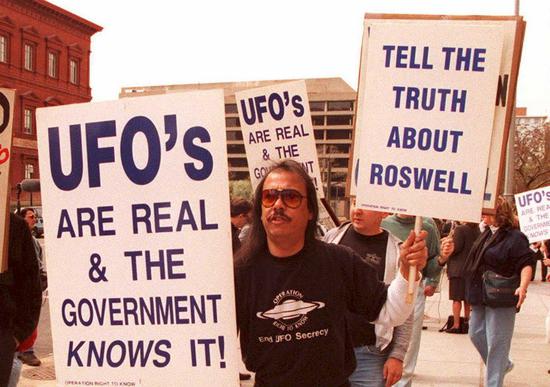 ∆ 1995年3月29日，一群抗议者在华盛顿特区游行，他们认为不明飞行物真实存在。图据法新社
