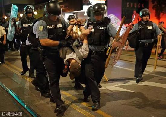 2017年9月18日，圣路易斯市示威者与防暴警察冲突