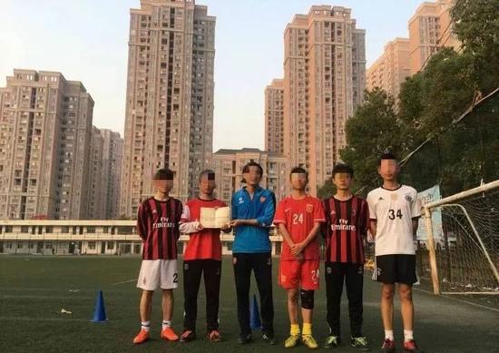 陶崇园(左二)、王攀(左三)和球队队友的合影。图片来自网络