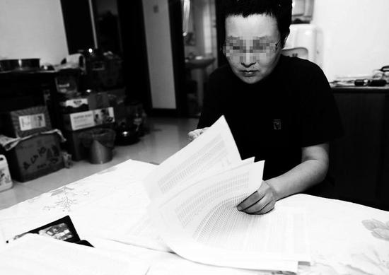 潘玉向记者出示转账的账单 本报记者李宗华摄