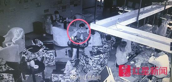 ▲王浪（红圈）和朋友坐在酒吧里    酒吧监控视频截图