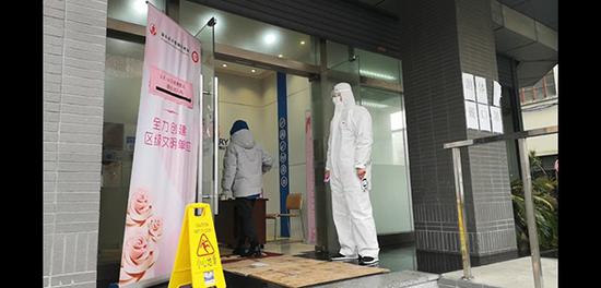 进入场所前需要先测体温,洗手等本文图均为澎湃新闻见习记者张慧 摄