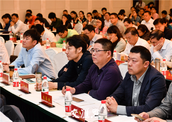 学员们济济一堂,认真研修。肖勇摄