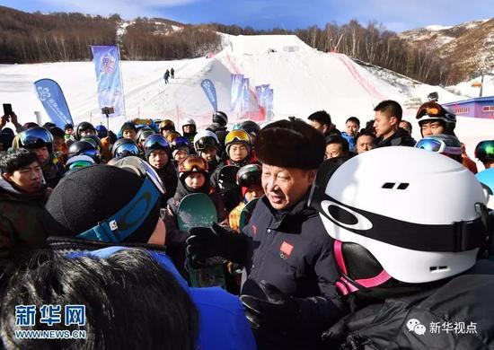 2017年1月23日，习近平在河北省张家口市考察北京冬奥会筹办工作时，在云顶滑雪场同正在集训的国家滑雪队运动员及滑雪爱好者亲切交谈。新华社记者 李涛摄