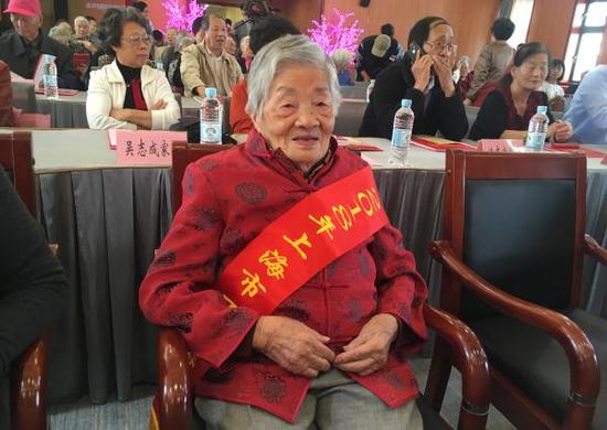  100岁的尤廷华老人。 本文图片均为澎湃新闻记者 栾晓娜 摄