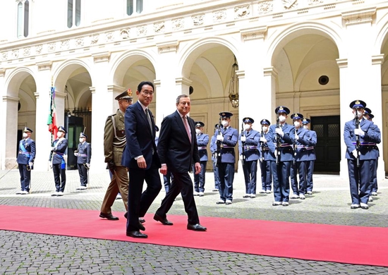 5月4日,意大利总理德拉吉(前右)在罗马迎接到访的日本首相岸田文雄(前左)。新华社发(阿尔贝托·林格利亚摄)