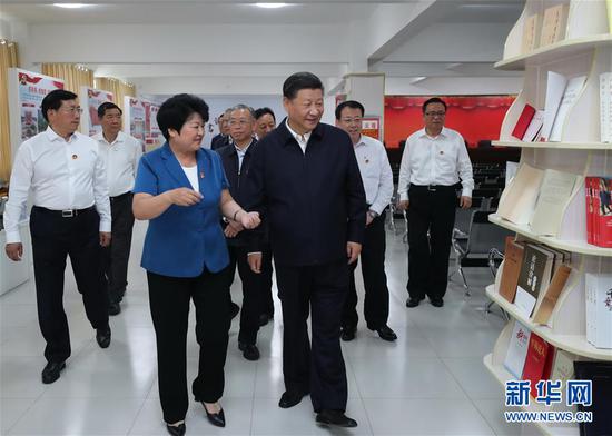 6月12日至14日,中共中央总书记、国家主席、中央军委主席习近平在山东考察。这是14日上午,习近平在济南市章丘区双山街道三涧溪村,了解该村以党建为统领,推动乡村振兴情况。新华社记者 谢环驰 摄