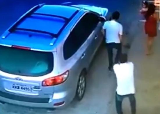 视频：巴西律师被枪手追杀 冷静安慰妻女后下跪受死