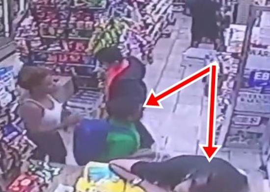视频：白人女子报警称遭摸臀 店内监控证明9岁黑人
