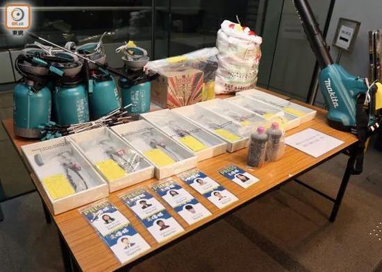 香港警方展示收缴物资，包括多张疑似假记者证 （图自：“东网” ）