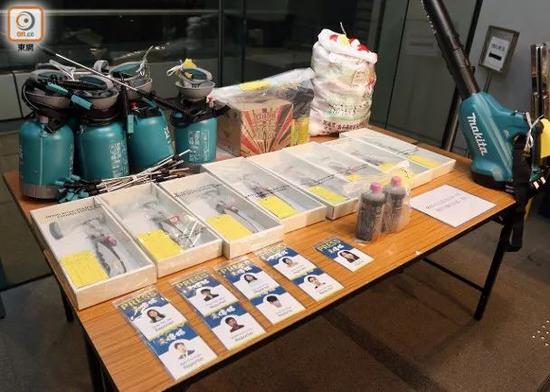 香港警方展示收缴物资,包括多张疑似假记者证 (图自:“东网” )