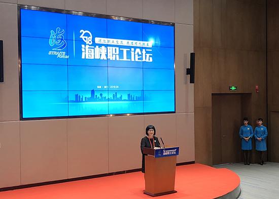 中国国民党中常委、海峡两岸劳工发展交流协会荣誉理事长侯彩凤发言。