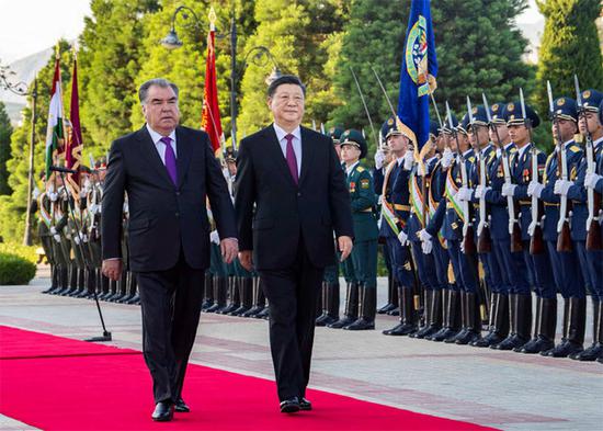 6月15日,国家主席习近平在杜尚别同塔吉克斯坦总统拉赫蒙会谈。会谈前,拉赫蒙在总统府前广场为习近平举行盛大欢迎仪式。新华社记者 李涛 摄
