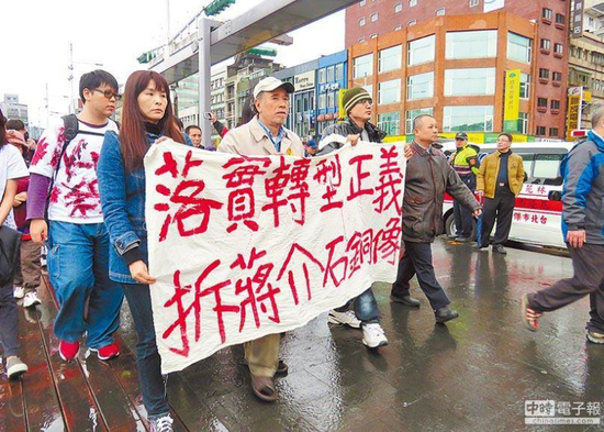 蔡丁贵(中)(来源:中时电子报)