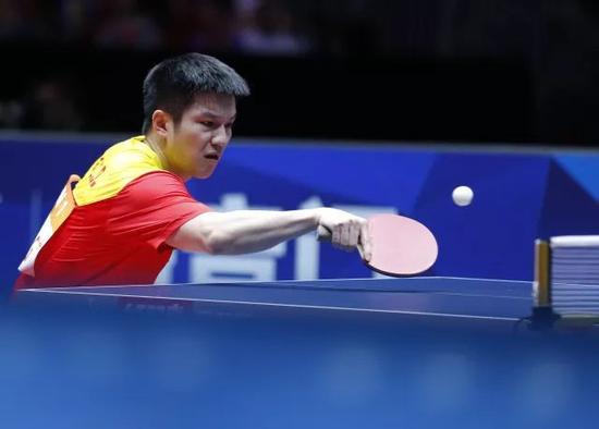 图为樊振东在比赛中回球。他以3比0战胜德国队选手菲卢斯。