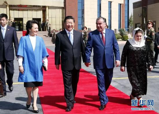 △拉赫蒙总统与习近平主席手拉手话别。