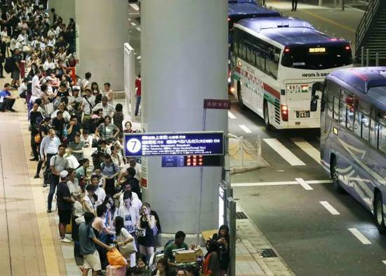 ▲9月5日，在日本关西国际机场被困的旅客。（新华社/共同社）