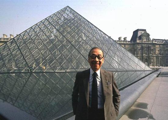 1989年3月3日,法国巴黎,建筑大师贝聿铭在他设计建造的卢浮宫金字塔前留影。图片来自视觉中国