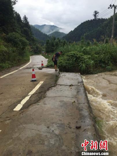 7月7日，江西抚州市乐安县遭遇强降雨，致山区道路发生塌陷。（资料图）　陈立方　摄