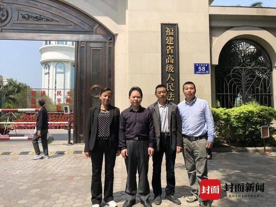胡国继(左一)与徐昕(左二)在会见后合影。(受访者供图)