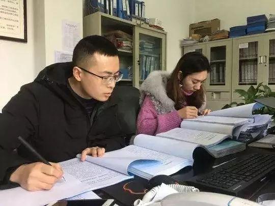 段治鑫(图左)与同事比对年终总结