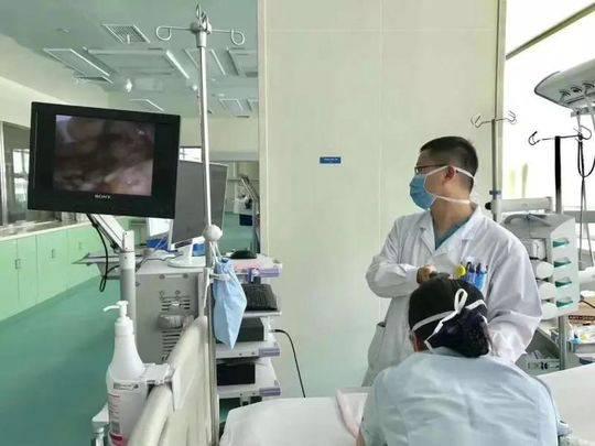 ▲青岛市妇儿医院医生为女婴做电子喉镜检查