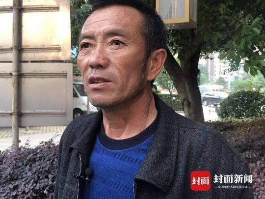 内江乘客马先生在医院接受记者采访。