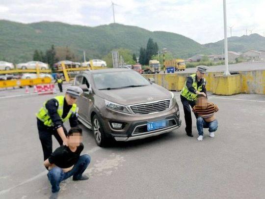图为民警在高速公路查处涉案车辆和两名嫌疑人,警方供图