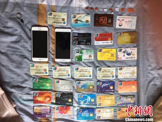 图为警方查获的部分作案工具。　苏宫新　摄