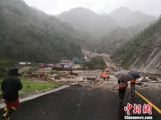 云南祥临公路发生泥石流 约350辆车滞留