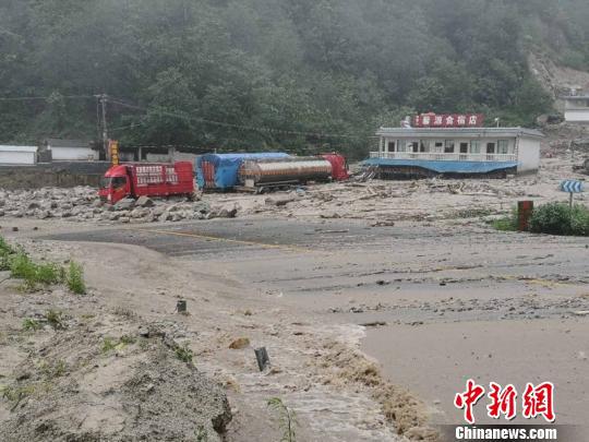 云南祥临公路发生泥石流 约350辆车滞留