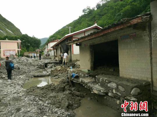 6月29日以来，甘肃文县连续普降中到大雨，局部地方因短时强降水引发暴洪泥石流，文县城关镇断面流量监测值一度达到每秒436立方米、尚德镇断面流量达到每秒730立方米，为近10年来同期最大值。　董超 摄