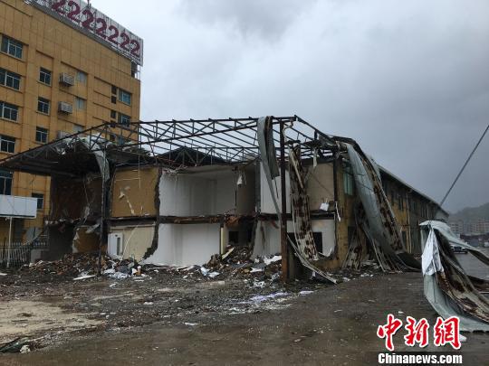 图为建筑物损毁。 吕巧琴 摄