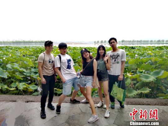 台湾大学生游览杭州西湖。 郭其钰 摄