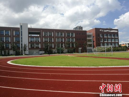 勤惜实小和立新小学将分时段使用操场。　钟升 摄