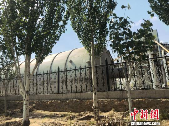 图为大青山保护区内尚未拆除完毕的厂房及设备。 陈峰 摄