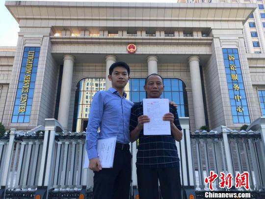 7月18日，江西“毒糖案”当事人李锦莲（右）在代理律师刘长的陪同下，向江西省高级人民法院提交国家赔偿申请书。  刘长 供图