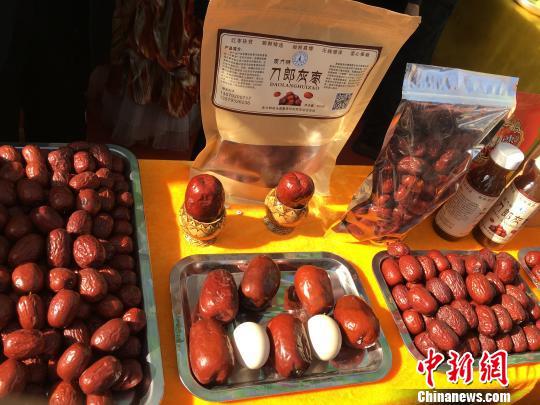 麦盖提县举办的“灰枣文化旅游节”现场，有的红枣品质大小如一枚鸡蛋。 勉征 摄